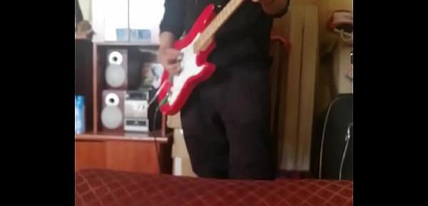  Negro cachondo tocando guitarra hot